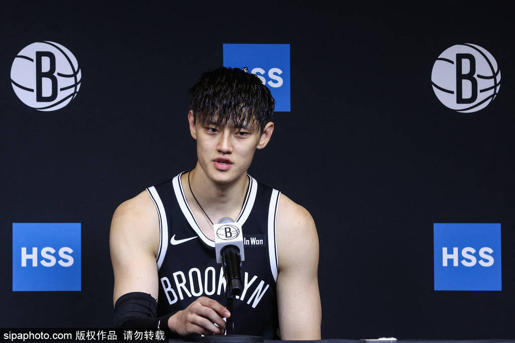 曾凡博没上场!媒体人:教练考虑饭碗 队友关心合同